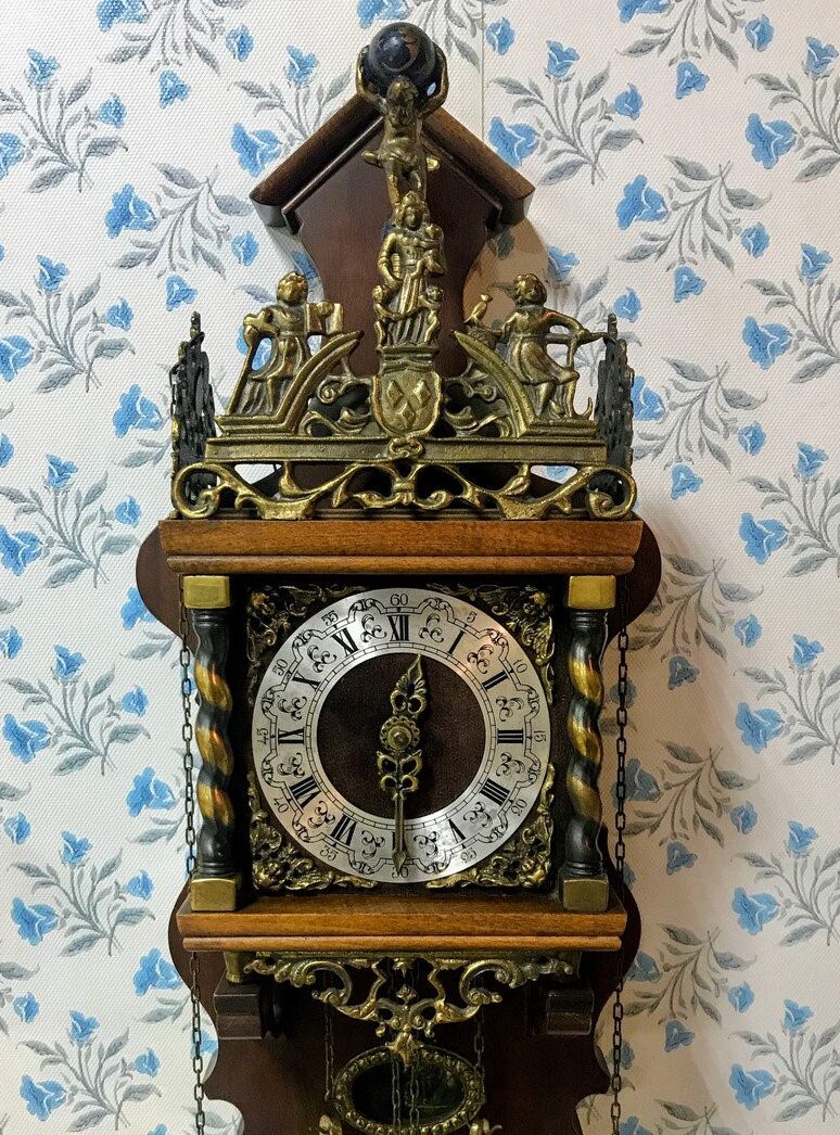 Антиквариат. Настенные часы Wuba Warmink в деревянном корпусе, с гиревым механизмом, боем и маятником. Западная Европа. Нидерланды (Голландия), середина ХХ века.